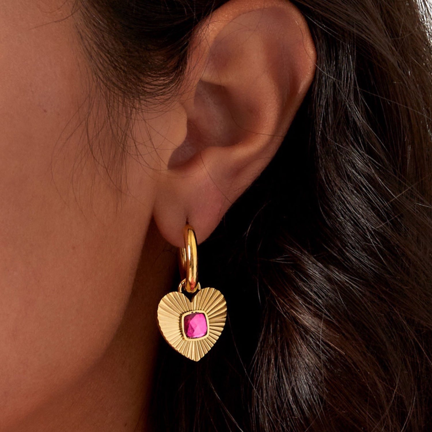 Orecchini a cerchio con cuore gold e brillante fucsia - [Emily_Morel]